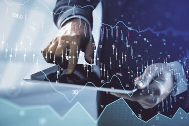 Erkeklerin el ele tutuşup dijital bir cihaz ve ön grafik çizimi kullanırken çift pozlama. Finansal piyasa kavramı.