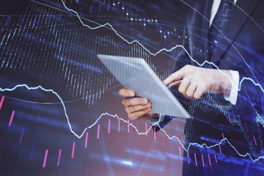 Erkeklerin el ele tutuşup dijital bir cihaz ve ön grafik çizimi kullanırken çift pozlama. Finansal piyasa kavramı.