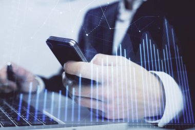Erkeklerin el ele tutuşup dijital telefon ve forx grafik çizimleri kullanırken birden fazla pozlama. Finansal piyasa kavramı.