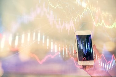 Ön x çizelgesine çift pozlama, hologram çizimi ve cep telefonu kullanan bir kadın. Borsa konsepti.