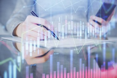 Ön x çizelgesine çift pozlama, hologram çizimi ve cep telefonu kullanan bir kadın. Finansal piyasa kavramı.