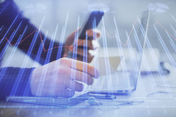 Двойное обнажение рук человека, держащего телефон и рисующего финансовый график. Концепция анализа
.