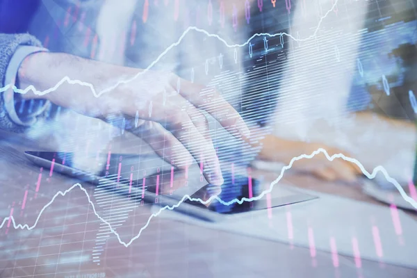 Doppelbelichtung von Forex-Diagrammen und Mann und Frau arbeiten zusammen, indem sie ein mobiles Gerät halten und verwenden. Handelskonzept. — Stockfoto