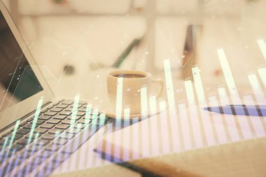 Finans şeması çizimine ve masaüstüne kahve ve masa arkasında eşyalar ile çifte pozlama. Önx piyasa ticareti kavramı