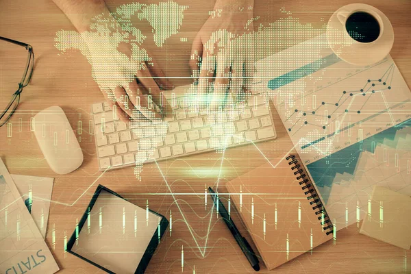 Мультиэкспозиция mans руки печатая над компьютерной клавиатурой и форекс графика рисунок голограммы. Вид сверху. Концепция финансовых рынков. — стоковое фото