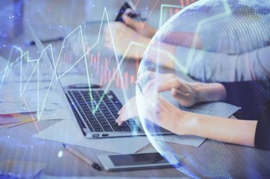 Bilgisayarda ve finansal grafik hologramında yazı yazan kadın ellerine çok maruz kalmış. Borsa analizi kavramı.