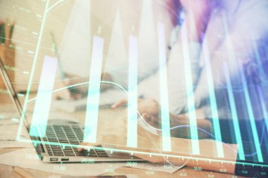 Bilgisayarda ve finansal grafik hologramında yazı yazan kadın ellerine çok maruz kalmış. Borsa analizi kavramı.
