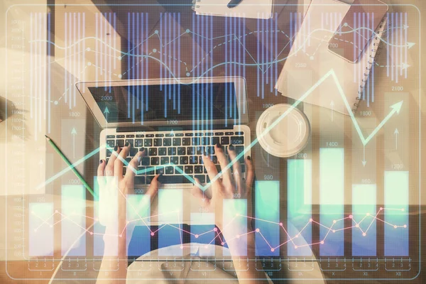 Dubbel exponering av kvinnliga händer som arbetar på dator och forex diagram hologram ritning. Ovanifrån. Begreppet finansiell analys. — Stockfoto