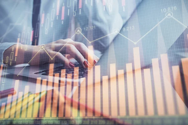 Doble exposición de las manos de la mujer escribiendo en el dibujo del holograma de la computadora y del gráfico financiero. Concepto de análisis bursátil. —  Fotos de Stock