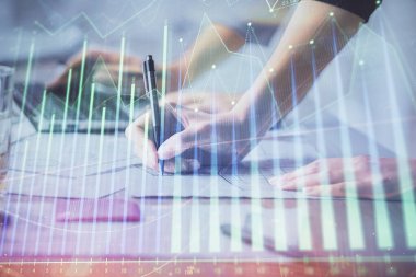 Bilgisayarda ve finansal grafik hologramında yazı yazan kadın ellerine çok maruz kalmış. Borsa analizi kavramı.