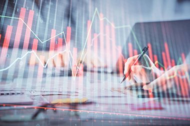 Bilgisayarda ve ön x grafik hologramında yazı yazan kadın ellerine çok maruz kalmış. Borsa analizi kavramı.