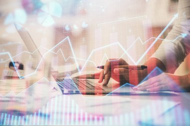 Bilgisayarda ve ön x grafik hologram çiziminde kadın eli yazarken çift pozlama. Borsa yatırım kavramı.