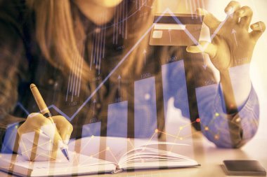 İnternetten alışveriş yapan kadının elinde kredi kartı ve mali grafik çizimi var. Borsa E-ticaret kavramı.