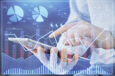 Erkeklerin el ele tutuşup dijital bir cihaz ve ön grafik çizimi kullanırken çift pozlama. Finansal piyasa kavramı.
