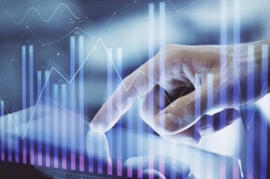 Erkeklerin el ele tutuşup dijital telefon ve forx grafik çizimleri kullanırken birden fazla pozlama. Finansal piyasa kavramı.