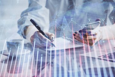 Finansal grafik çizimine çifte maruz kalma hologram ve cep telefonu kullanan bir kadın. Borsa konsepti.
