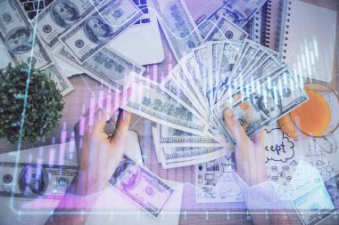 Finansal grafiğe çoklu pozlama hologram, Amerikan dolarları ve insan eli. Analiz kavramı.