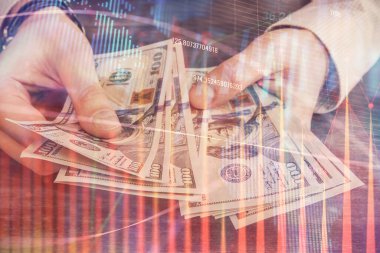 Finansal grafiğe çoklu pozlama hologram, Amerikan dolarları ve insan eli. Analiz kavramı.