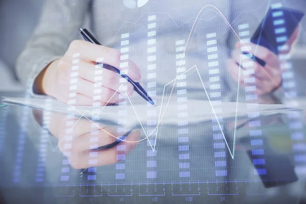 Ön x çizelgesine çift pozlama, hologram çizimi ve cep telefonu kullanan bir kadın. Finansal piyasa kavramı.