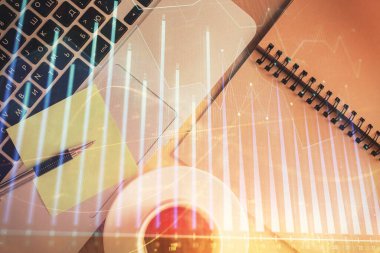 Borsa grafiği ve masa arkasındaki en üst görünüm bilgisayarı. Çifte maruziyet. Finansal eğitim kavramı.