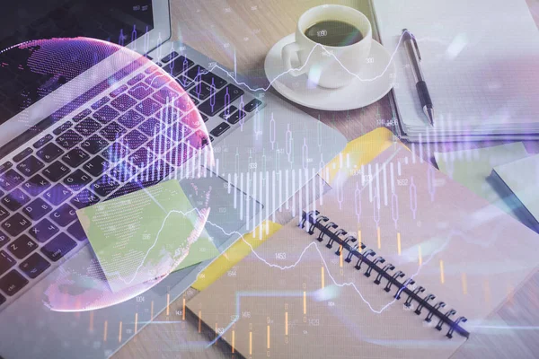 Forex 그래프그리기 및 테이블 배경의 커피 및 항목과 함께 데스크톱의 다양 한 노출. 금융 시장 거래의 개념 — 스톡 사진