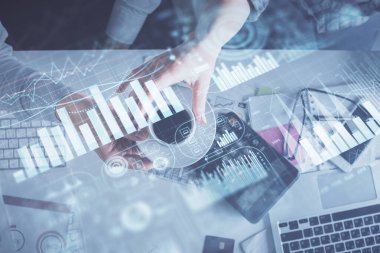 Birlikte çalışan kadın ve erkeğin çifte pozu ve finansal grafik hologramı çizimi. Pazar analizi konsepti. Bilgisayar arkaplanı. Üst Görünüm.