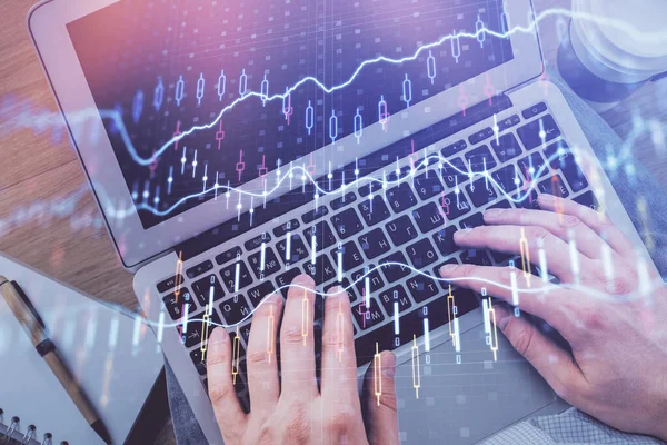 컴퓨터 키보드와 프 랙스 그래프 홀로그램 그림을 통해 손으로 타자를 치는 사람들의 이중 노출. 위에서 본 모습. 금융 시장의 개념. — 스톡 사진