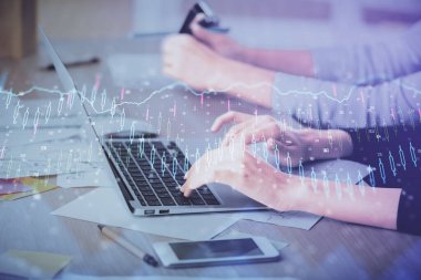Bilgisayarda ve finansal grafik hologramında yazı yazan kadın ellerine çok maruz kalmış. Borsa analizi kavramı.