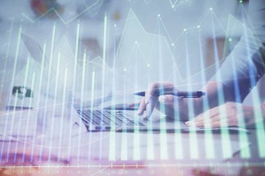 Bilgisayarda ve finansal grafik hologramında yazı yazan kadın ellerine çok maruz kalmış. Borsa analizi kavramı.