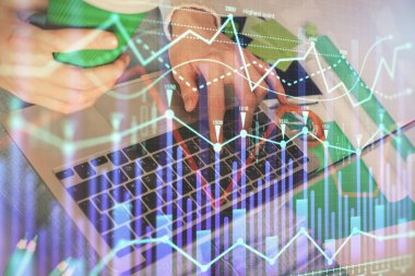 Bilgisayarda ve ön x grafik hologram çiziminde kadın eli yazarken çift pozlama. Borsa yatırım kavramı.