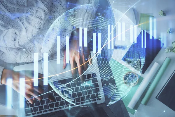 Mehrfachbelichtung von Frauenhänden, die an Computer- und Forex-Diagramm-Hologrammzeichnung arbeiten. Draufsicht. Finanzanalysekonzept. — Stockfoto