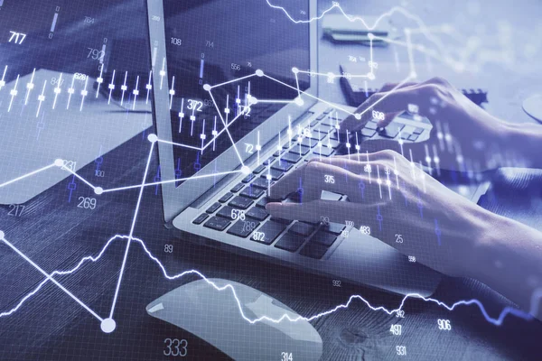 Doppia esposizione delle mani della donna che scrivono sul disegno dell'ologramma del grafico del forex e del computer. Concetto di investimento in borsa. — Foto Stock