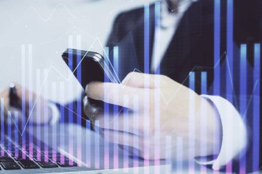 Erkeklerin el ele tutuşup dijital telefon ve forx grafik çizimleri kullanırken birden fazla pozlama. Finansal piyasa kavramı.
