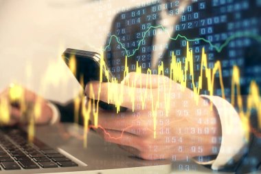 Erkeklerin el ele tutuşup dijital telefon ve forx grafik çizimleri kullanırken birden fazla pozlama. Finansal piyasa kavramı.