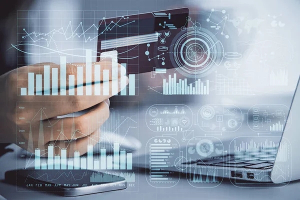 İnternetten alışveriş yapan kadının elinde kredi kartı ve mali grafik çizimi var. Borsa E-ticaret kavramı.