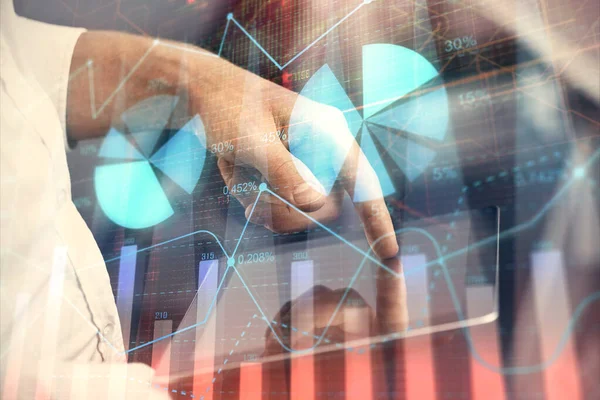 Erkeklerin el ele tutuşup dijital bir cihaz ve ön grafik çizimi kullanırken çift pozlama. Finansal piyasa kavramı.