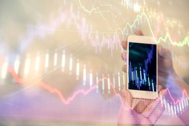 Ön x grafik çizimine çift pozlama hologram ve cep telefonu kullanan bir kadın. Borsa konsepti.