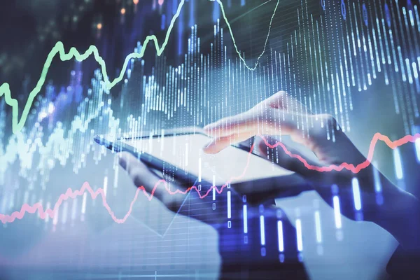 Dupla expozíció a forex chart vázlat hologram és a nő gazdaság és egy mobil eszköz. A pénzügyi piac fogalma. — Stock Fotó