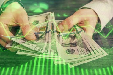 Finansal grafiğe çoklu pozlama hologram, Amerikan dolarları ve insan eli. Analiz kavramı.