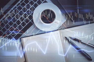 Borsa tablosu ve masa arkasındaki en iyi görüntü bilgisayarı. Çifte maruziyet. Mali analiz kavramı.