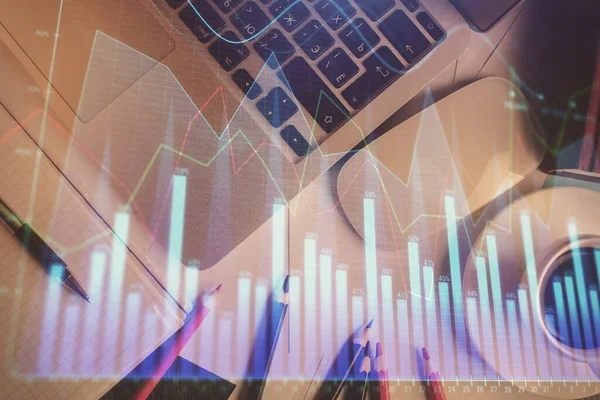 Doppelte Belichtung des Finanzdiagramms über den Tischhintergrund mit dem Computer. Forschungs- und Analysekonzept. Ansicht von oben. — Stockfoto