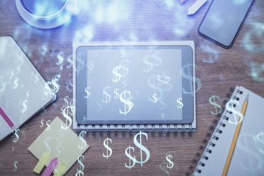 Masaüstünde telefonlu ön x grafik hologramına çift pozlama. Üst Manzara. Mobil ticaret platformu kavramı.