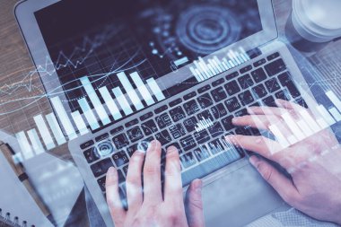 Erkeklerin ellerinin bilgisayar klavyesini ve ön grafik hologram çizimlerini yazarken çifte pozlama. Üst Manzara. Finans piyasası kavramı.