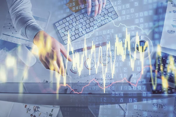 컴퓨터 키보드 와 전정 그래프 홀로그램 그림 위에서 손으로 타자를 치는 것 이 다량으로 노출되었다. 위에서 본 모습. 금융 시장의 개념. — 스톡 사진