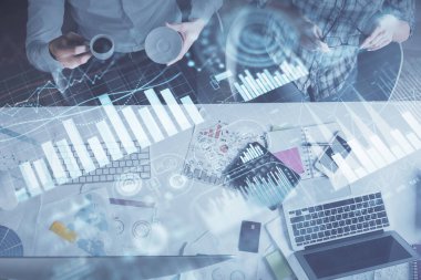 Birlikte çalışan kadın ve erkeğin çifte pozu ve finansal grafik hologramı çizimi. Pazar analizi konsepti. Bilgisayar arkaplanı. Üst Görünüm.