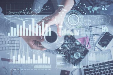 Birlikte çalışan kadın ve erkeğin çifte pozu ve finansal grafik hologramı çizimi. Pazar analizi konsepti. Bilgisayar arkaplanı. Üst Görünüm.