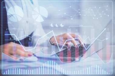 İş kadınlarının bilgisayar ve ön grafik hologram çizimlerini yazarken çift pozlama. Mali analiz kavramı.