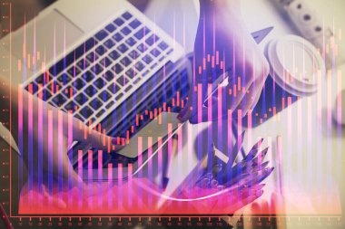 İşkadını ellerinin bilgisayar ve finansal grafik hologramı çizimlerinde çifte pozlama. Borsa analizi kavramı.
