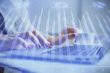 Bilgisayarda ve finansal grafik hologramında yazı yazan kadın ellerine çoklu maruz kalma. Borsa analizi kavramı.