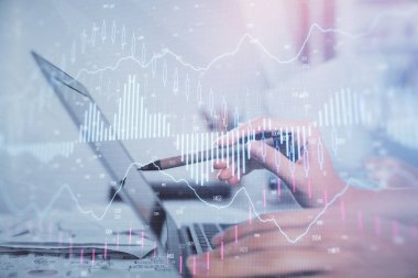 Bilgisayarda ve finansal grafik hologramında yazı yazan kadın ellerine çoklu maruz kalma. Borsa analizi kavramı.